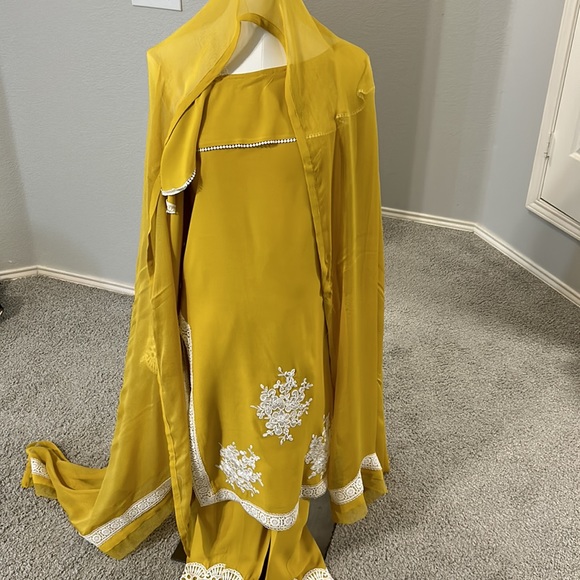 Kurta kameez pants off shoulder, mustard yellow white lace long sleeve - Picture 4 of 14